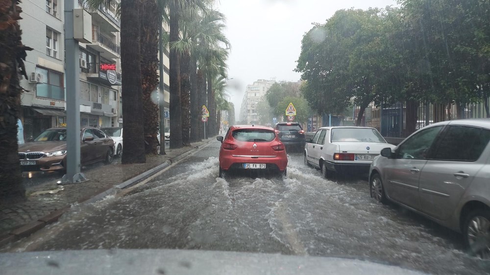 İzmir'de sağanak hayatı olumsuz etkiledi