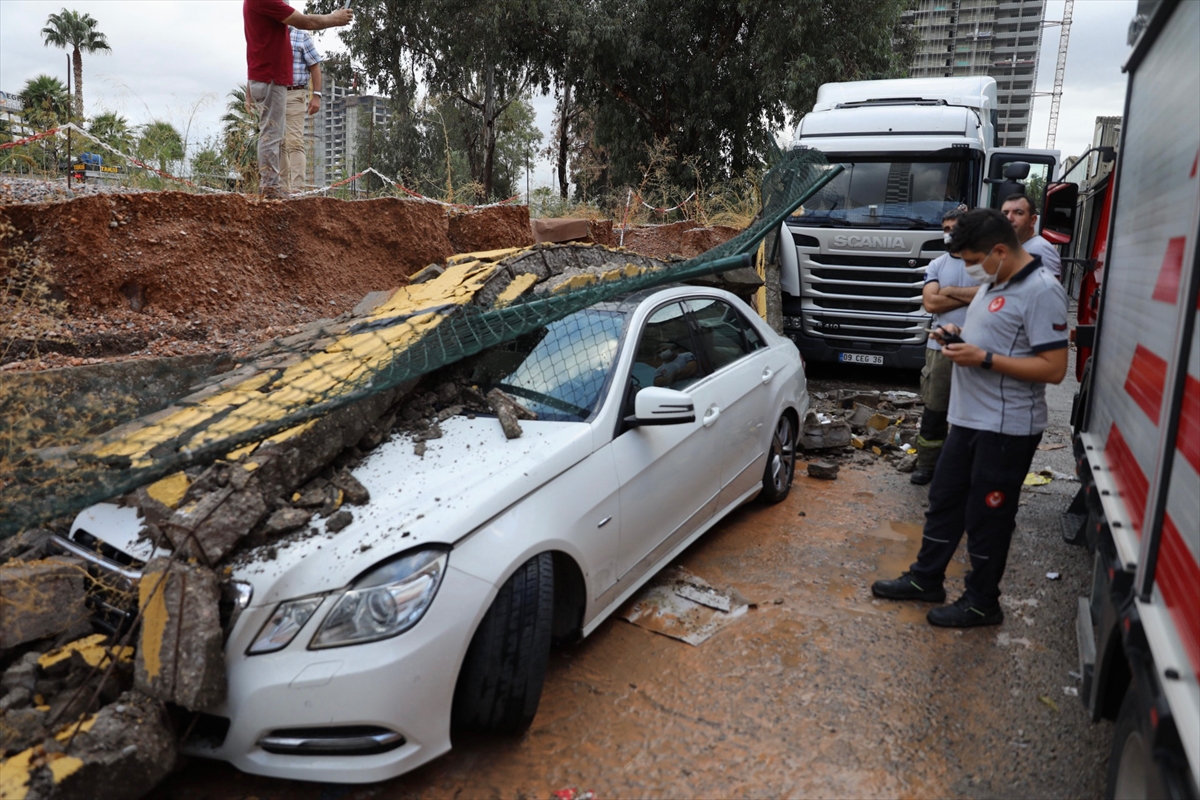 İzmir'de sağanak hayatı olumsuz etkiledi