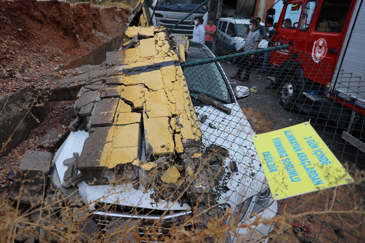 İzmir'de sağanak hayatı olumsuz etkiledi