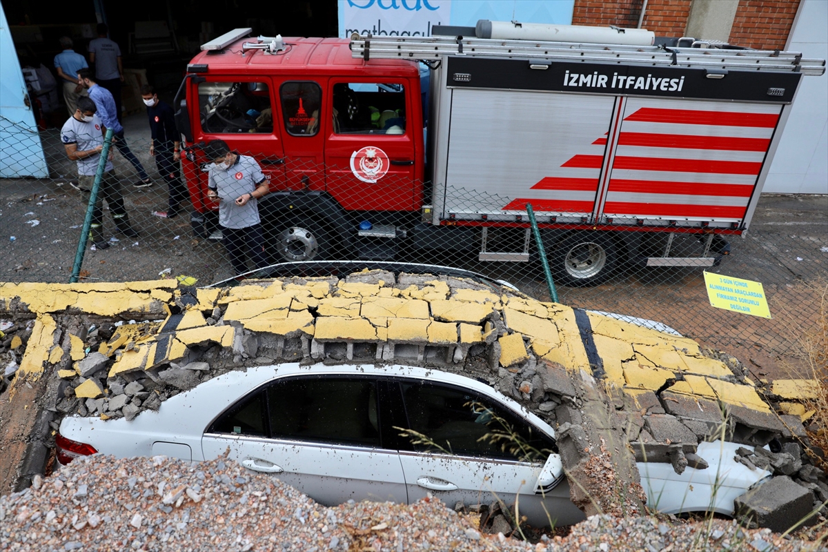 İzmir'de sağanak hayatı olumsuz etkiledi