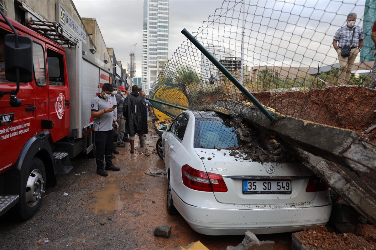 İzmir'de sağanak hayatı olumsuz etkiledi