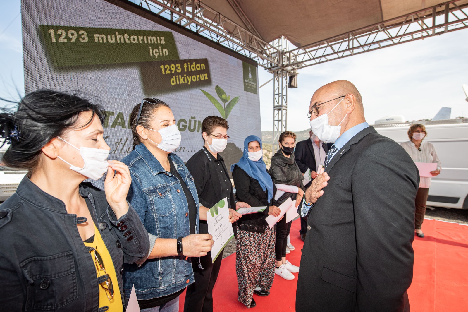 Artık İzmirli muhtarların da dikili bir ağacı var