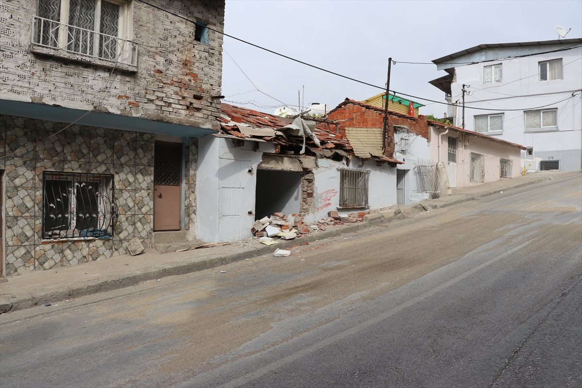 İzmir'de belediye otobüsü evlere çarptı