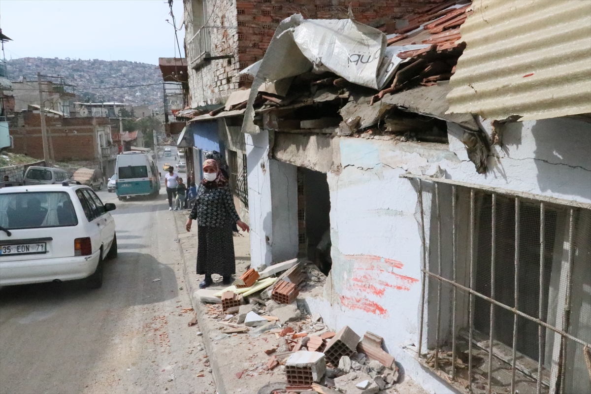 İzmir'de belediye otobüsü evlere çarptı