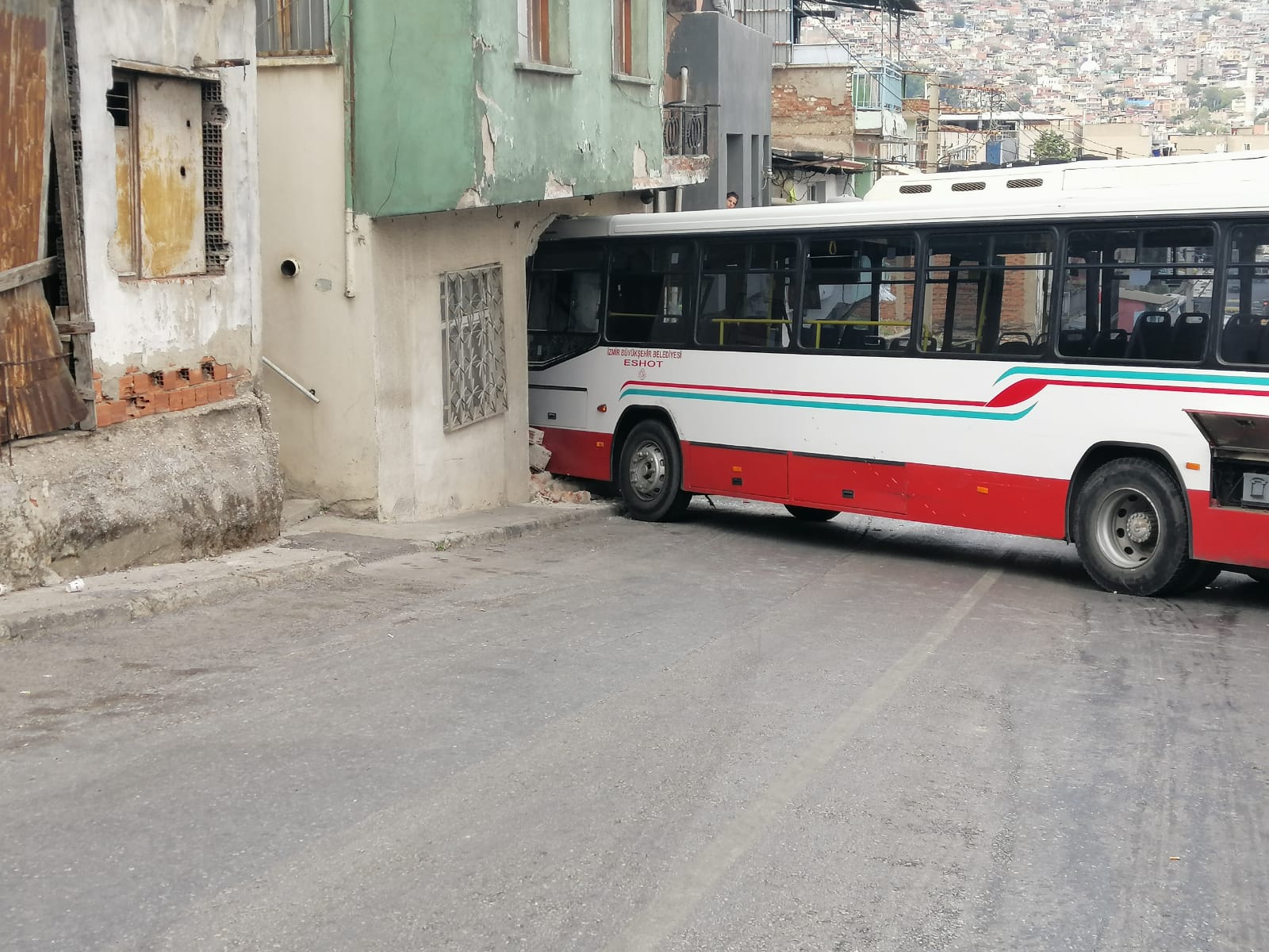 İzmir'de belediye otobüsü evlere çarptı