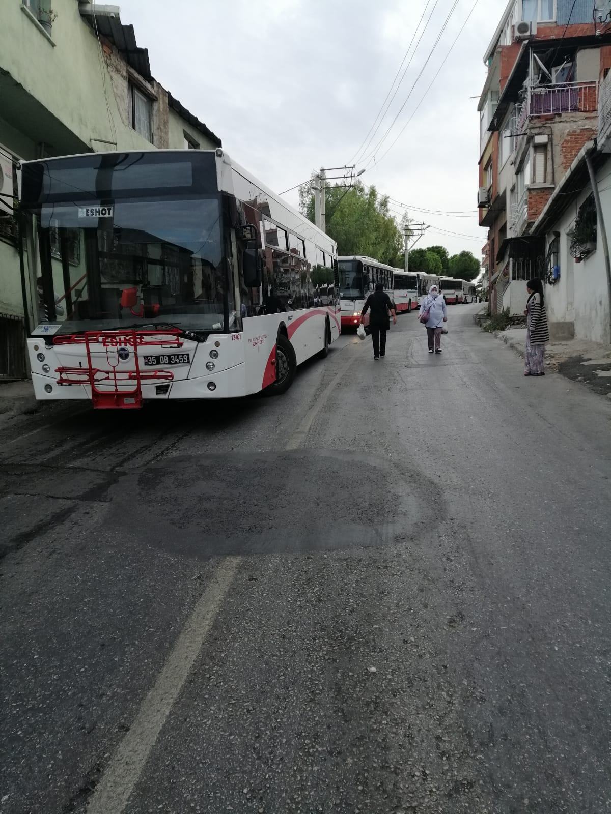 İzmir'de belediye otobüsü evlere çarptı