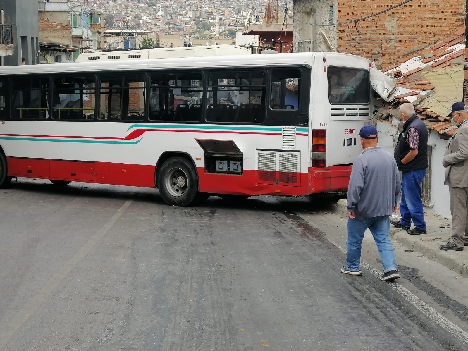 İzmir'de belediye otobüsü evlere çarptı