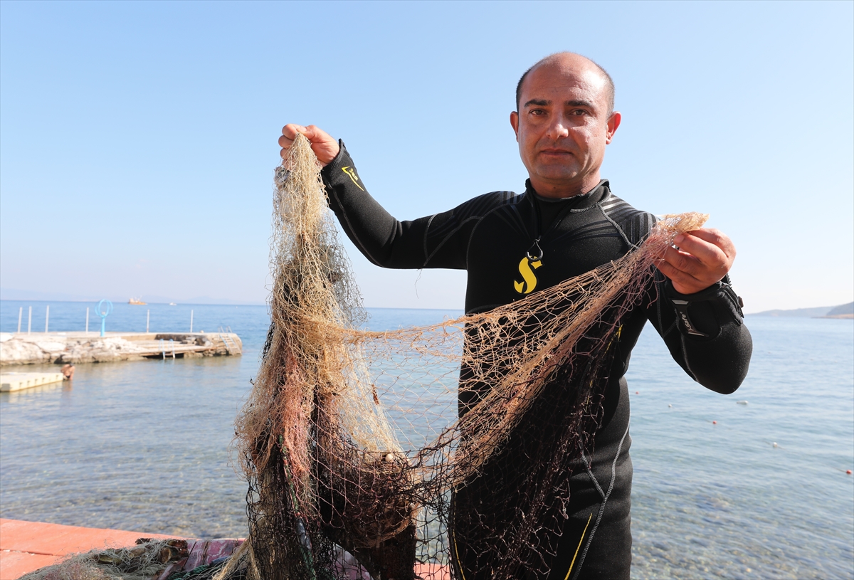 Karaburun'u 'hayalet ağlardan' temizliyorlar