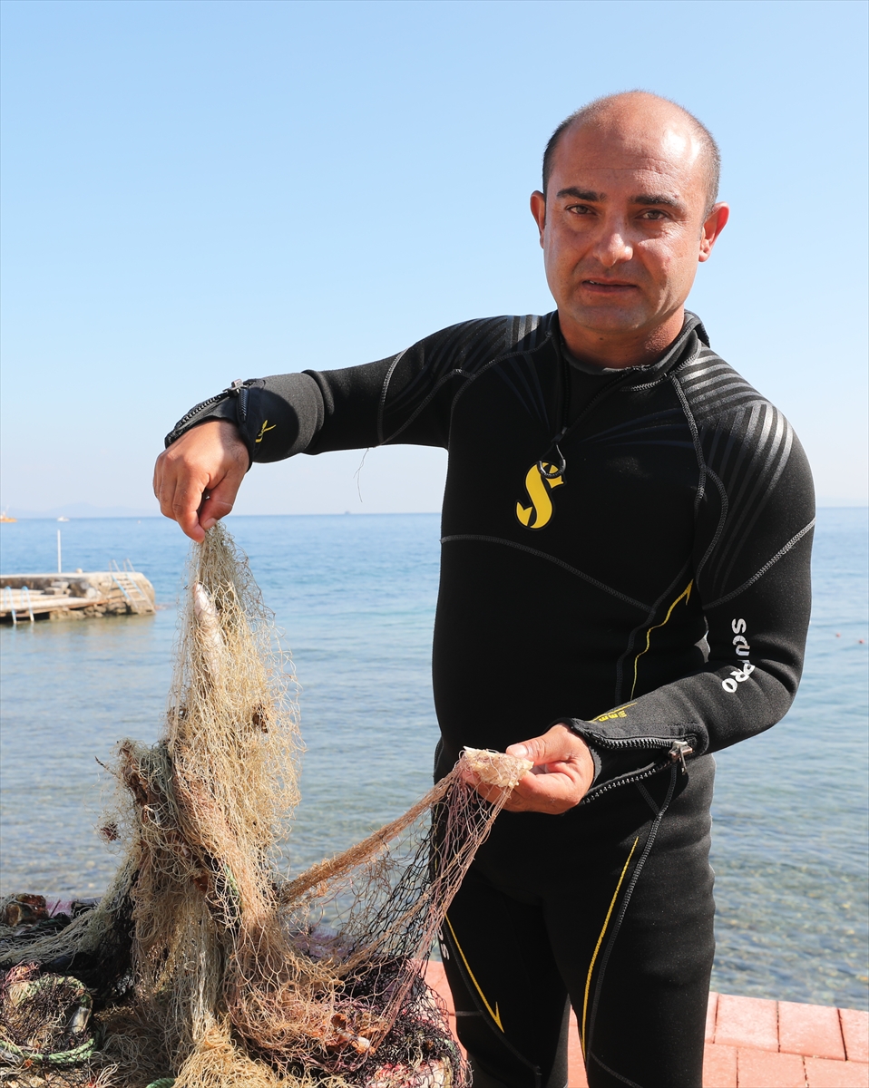 Karaburun'u 'hayalet ağlardan' temizliyorlar