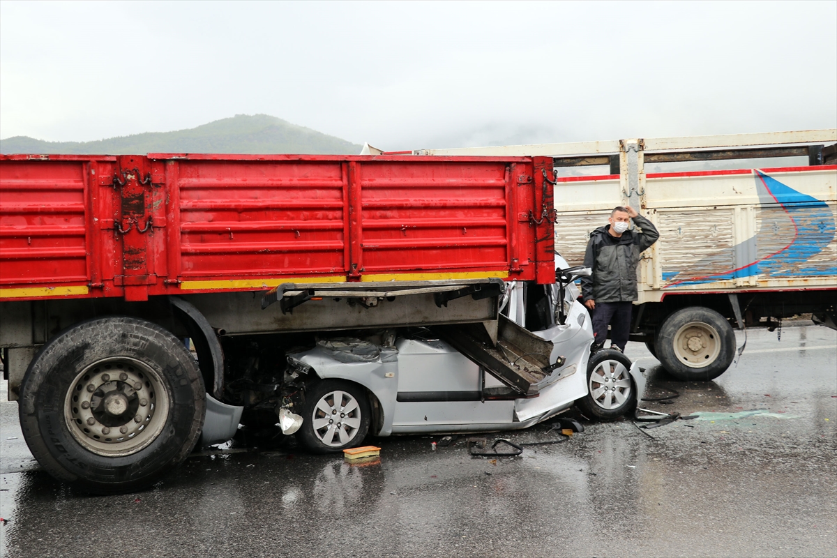 İzmir'de 9 aracın karıştığı zincirleme trafik kazası: 10 yaralı