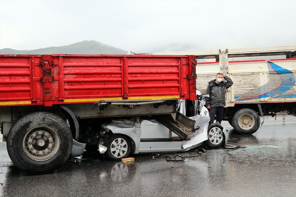 İzmir'de 9 aracın karıştığı zincirleme trafik kazası: 10 yaralı