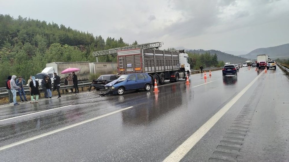 İzmir'de 9 aracın karıştığı zincirleme trafik kazası: 10 yaralı