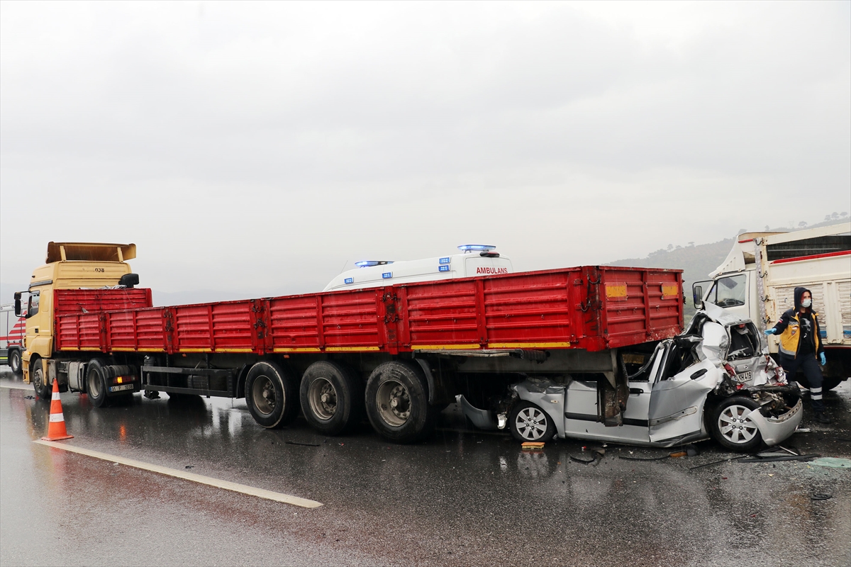 İzmir'de 9 aracın karıştığı zincirleme trafik kazası: 10 yaralı