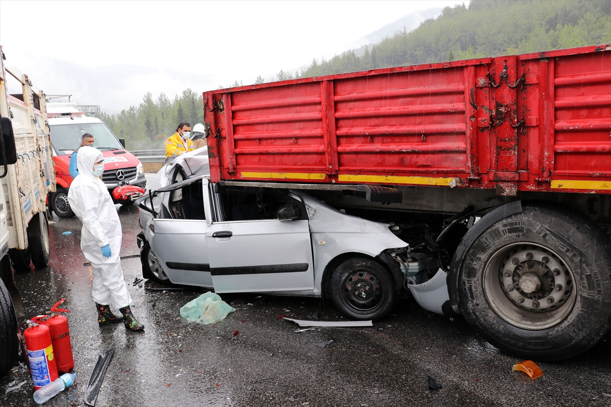 İzmir'de 9 aracın karıştığı zincirleme trafik kazası: 10 yaralı