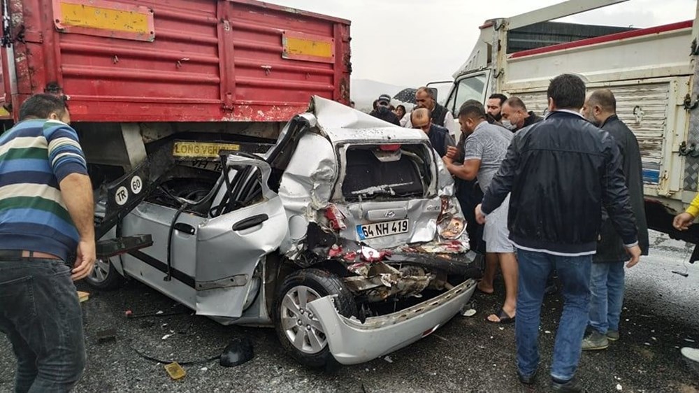 İzmir'de 9 aracın karıştığı zincirleme trafik kazası: 10 yaralı