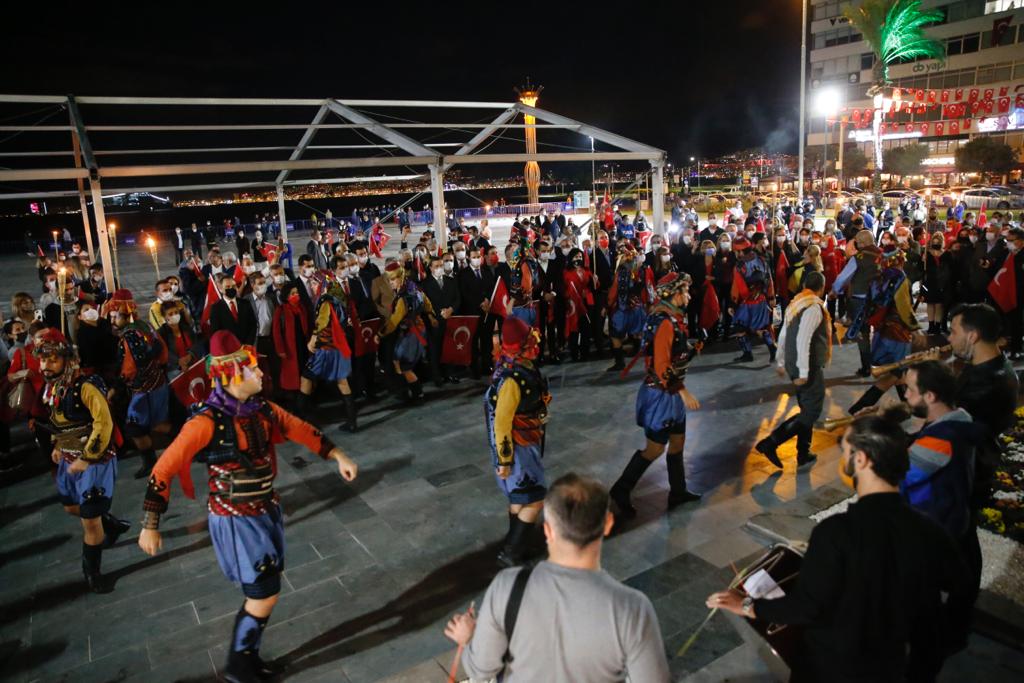 Cumhuriyet Bayramı ateşi Konak’tan yayıldı