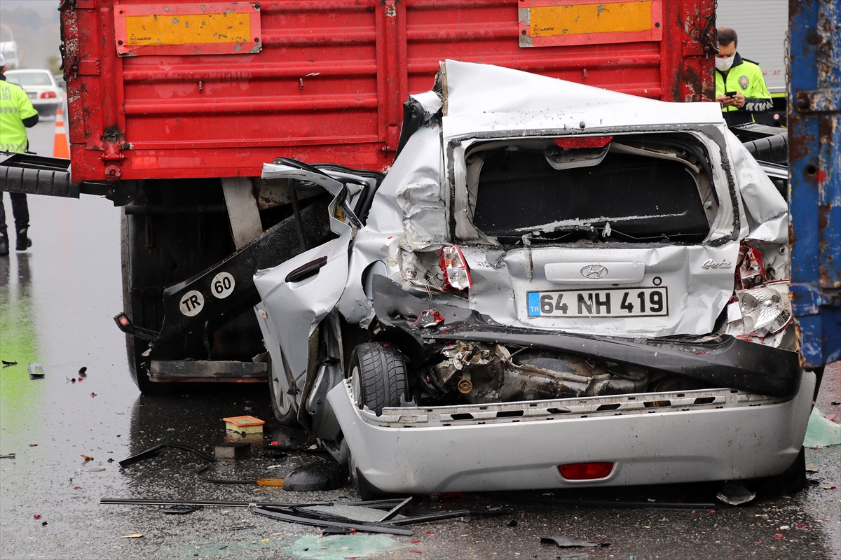 İzmir'de 9 aracın karıştığı zincirleme trafik kazası: 10 yaralı