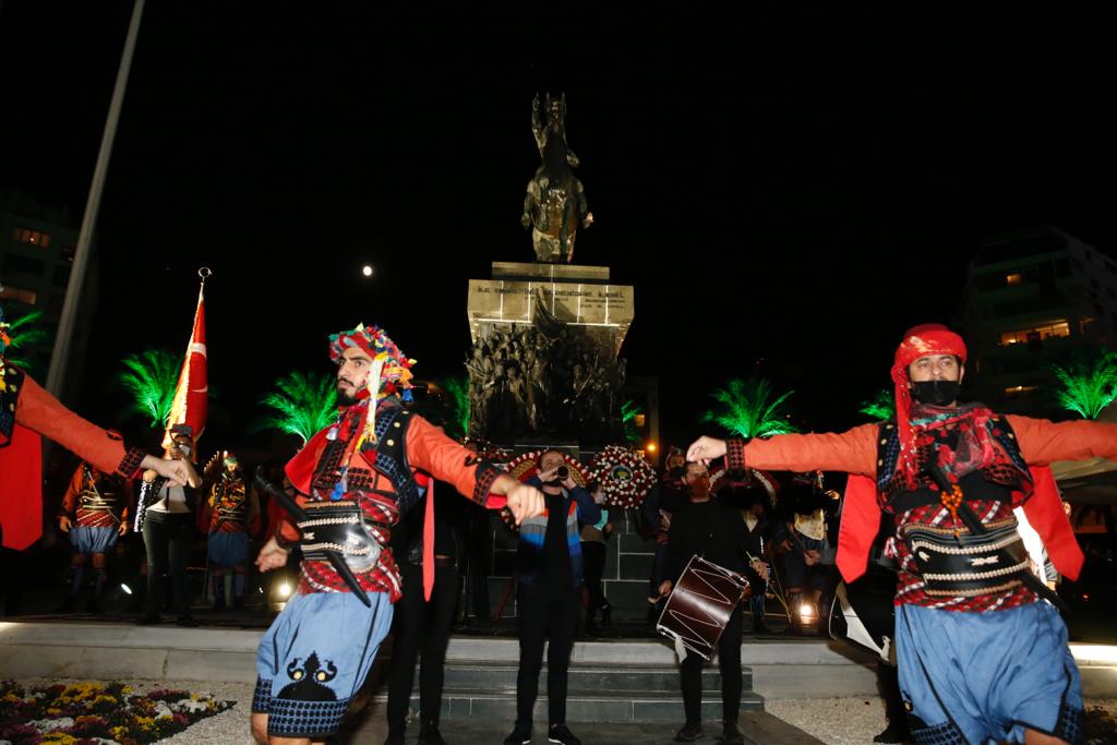 Cumhuriyet Bayramı ateşi Konak’tan yayıldı