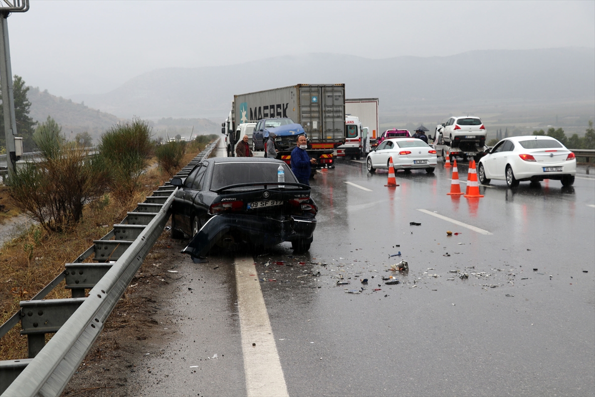 İzmir'de 9 aracın karıştığı zincirleme trafik kazası: 10 yaralı