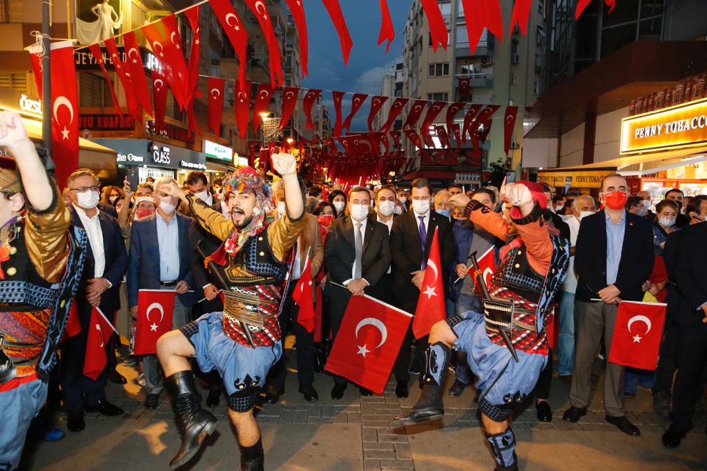 Cumhuriyet Bayramı ateşi Konak’tan yayıldı