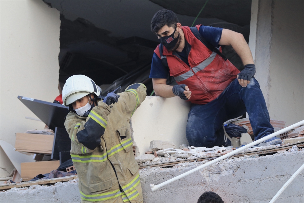 İzmir'de 6,6 büyüklüğündeki depremden kareler