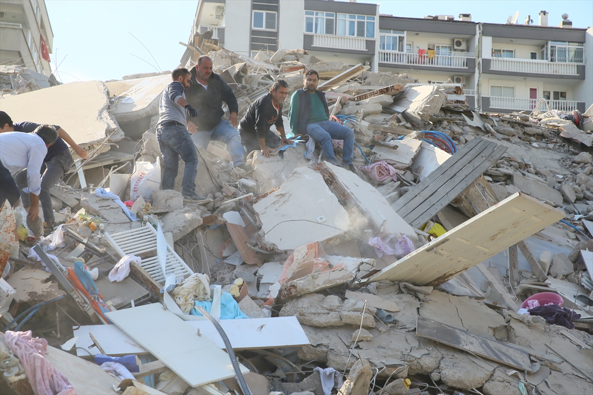 İzmir'de 6,6 büyüklüğündeki depremden kareler