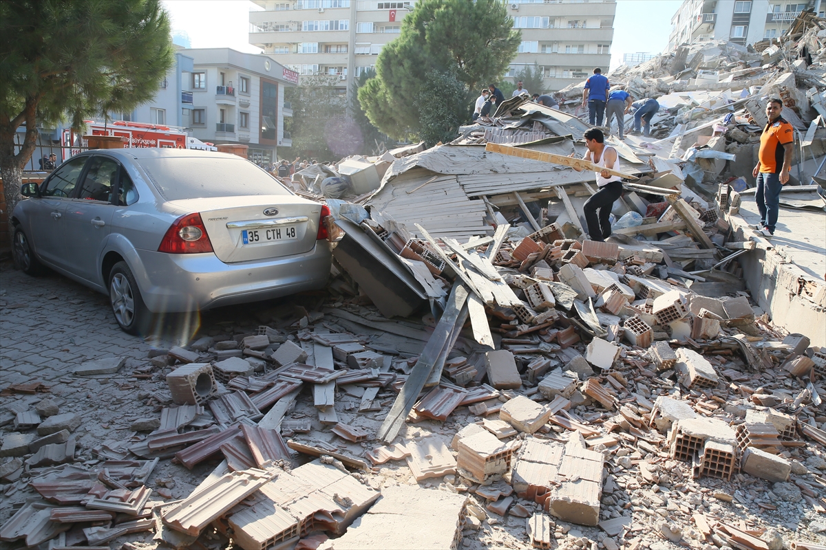 İzmir'de 6,6 büyüklüğündeki depremden kareler