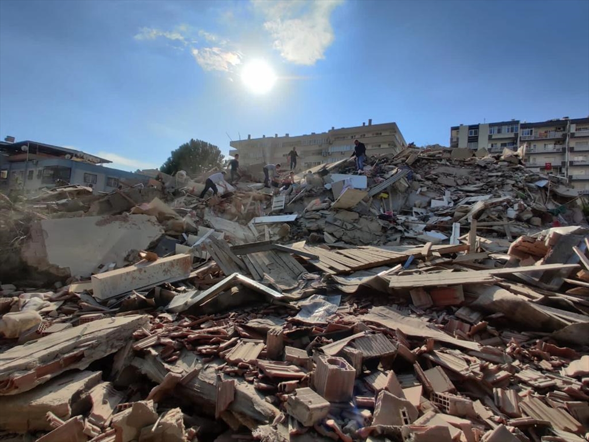 İzmir'de 6,6 büyüklüğündeki depremden kareler