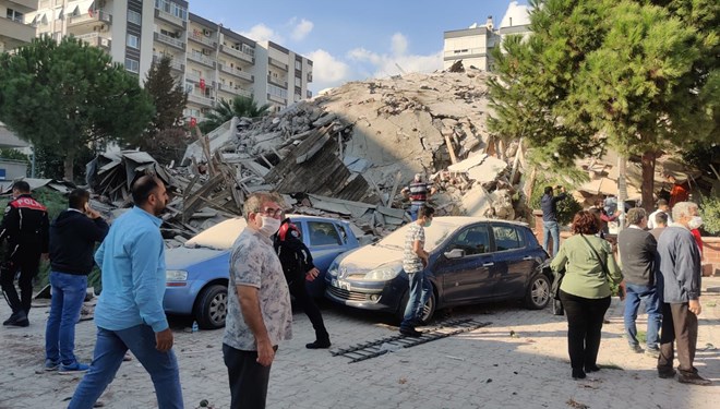 İzmir'de 6,6 büyüklüğündeki depremden kareler