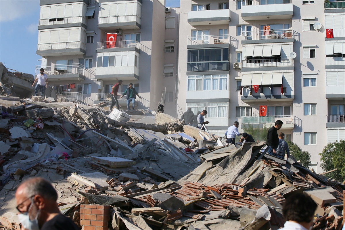 İzmir'de 6,6 büyüklüğündeki depremden kareler