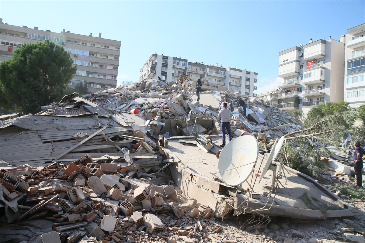 İzmir'de 6,6 büyüklüğündeki depremden kareler