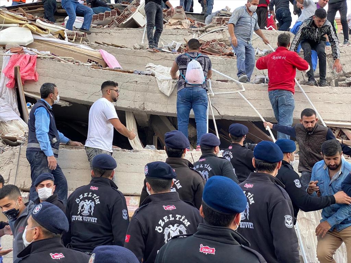 İzmir'de 6,6 büyüklüğündeki depremden kareler