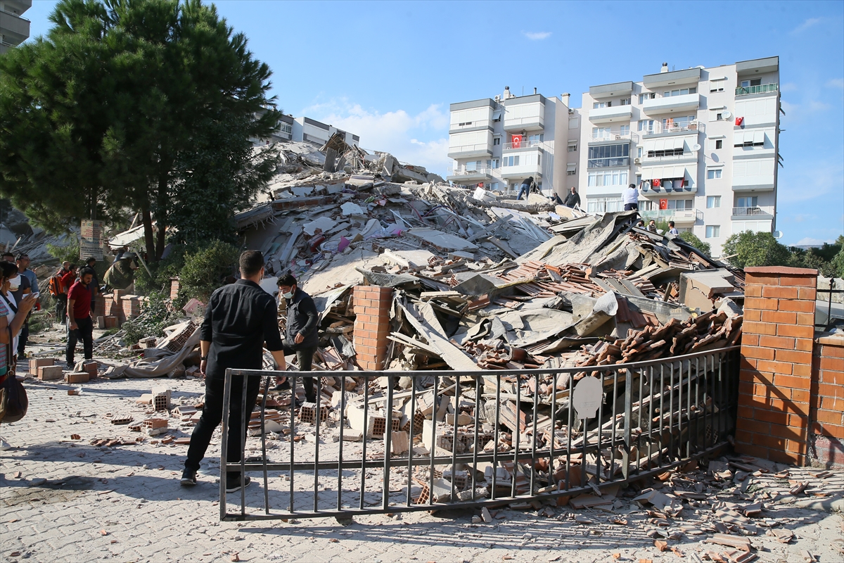 İzmir'de 6,6 büyüklüğündeki depremden kareler