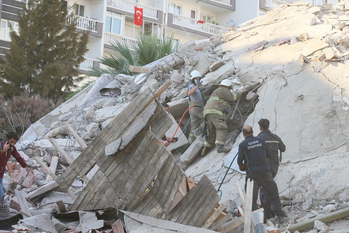 İzmir'de 6,6 büyüklüğündeki depremden kareler