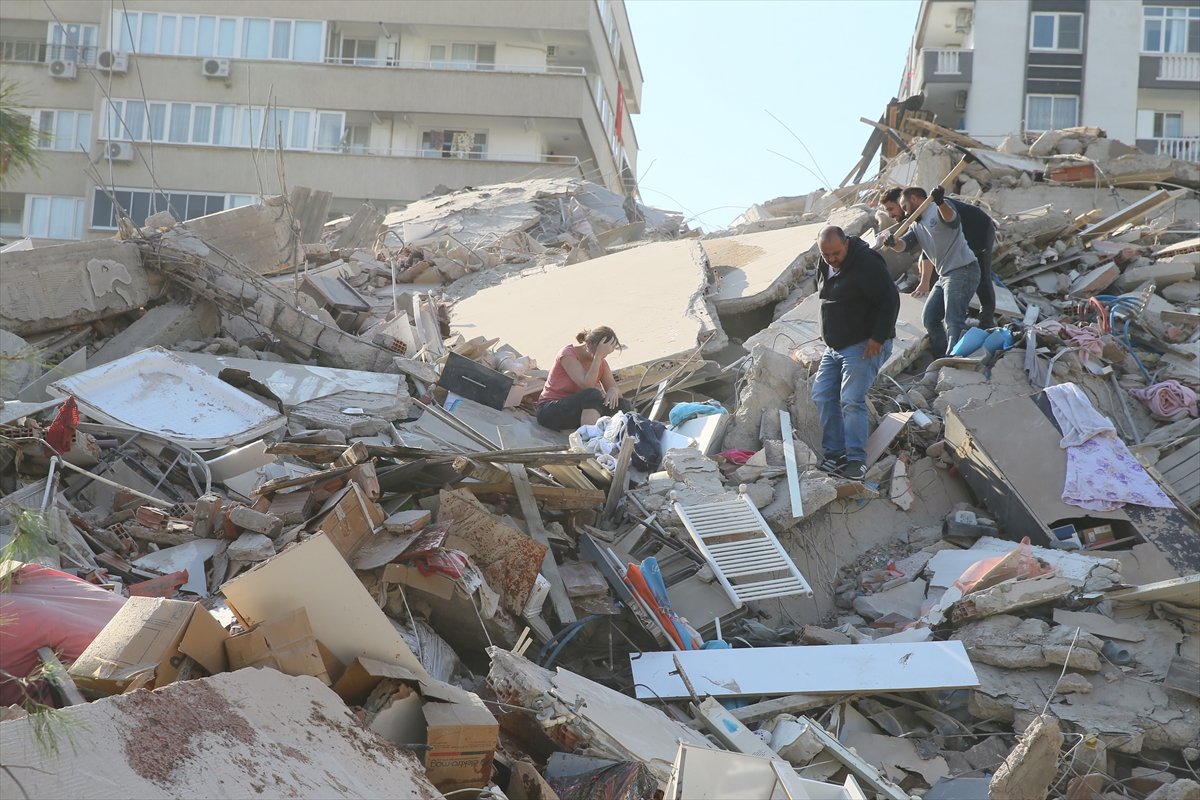 İzmir'de 6,6 büyüklüğündeki depremden kareler