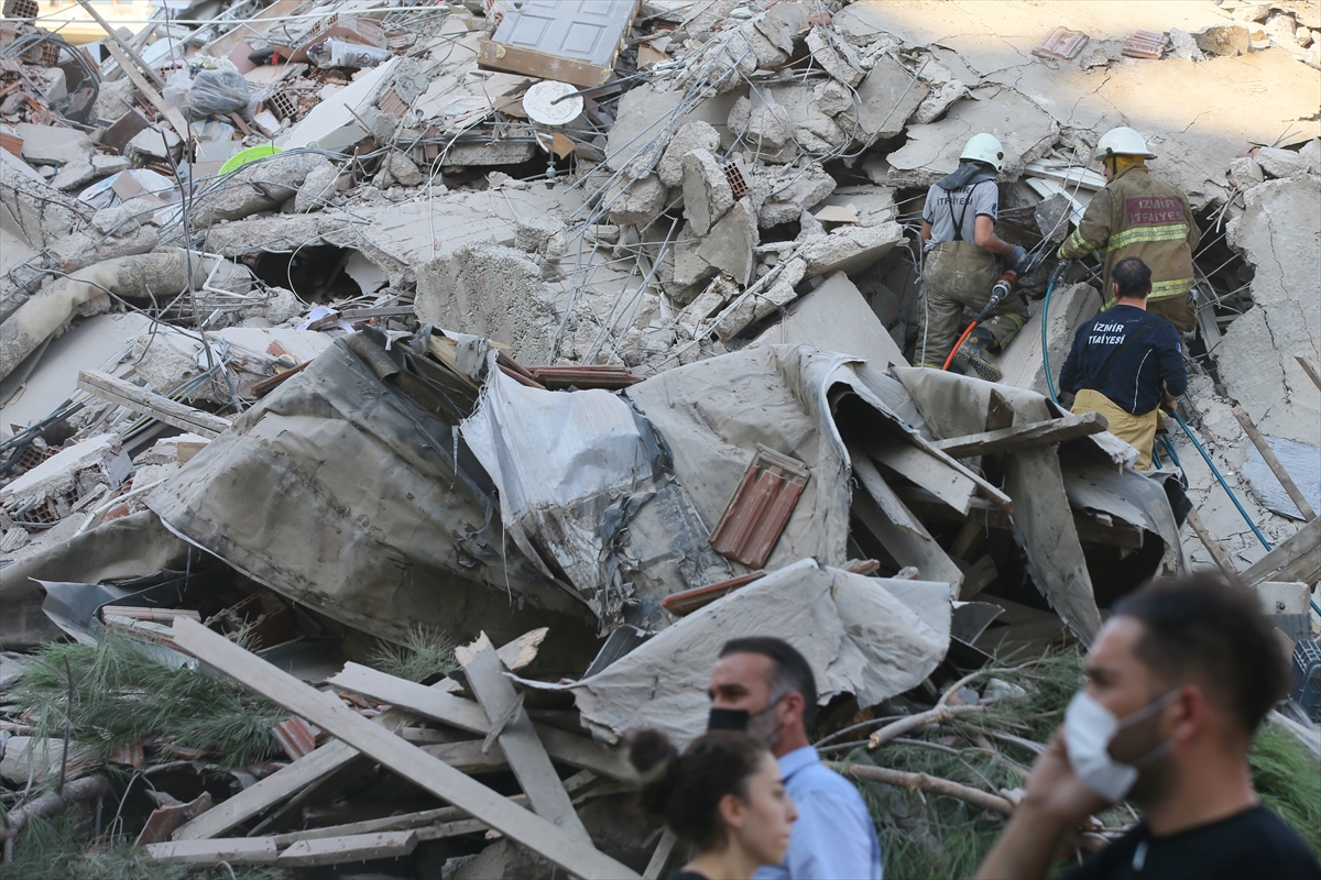 İzmir'de 6,6 büyüklüğündeki depremden kareler