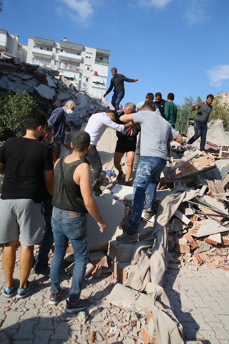 İzmir'de 6,6 büyüklüğündeki depremden kareler