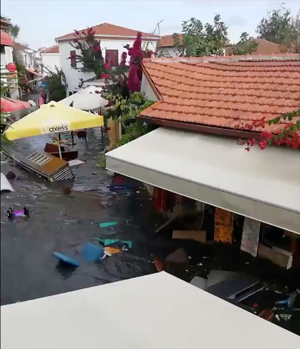 İzmir'de 6,6 büyüklüğündeki depremden kareler