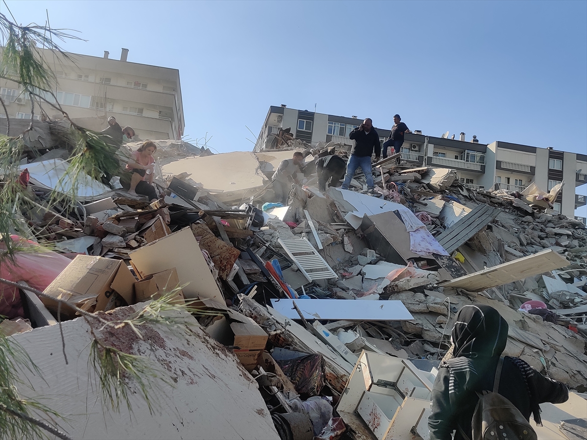 İzmir'de 6,6 büyüklüğündeki depremden kareler