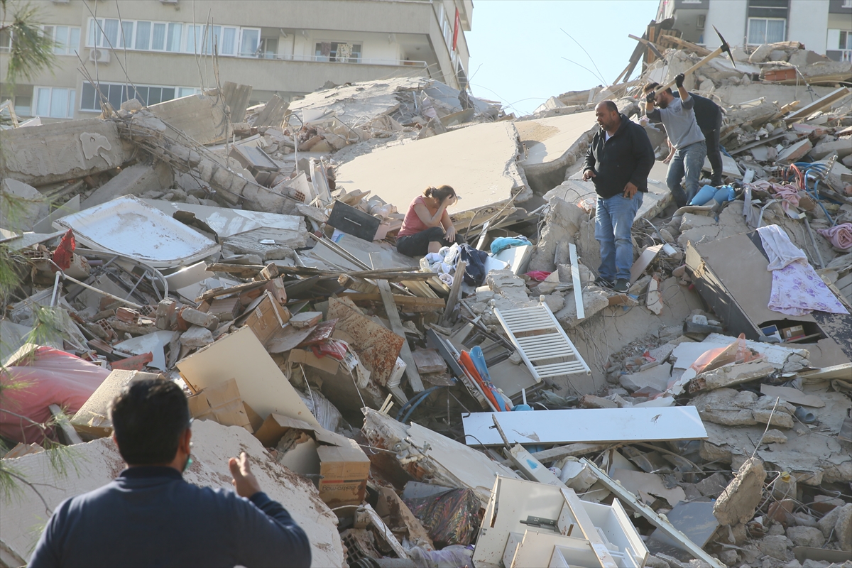 İzmir'de 6,6 büyüklüğündeki depremden kareler