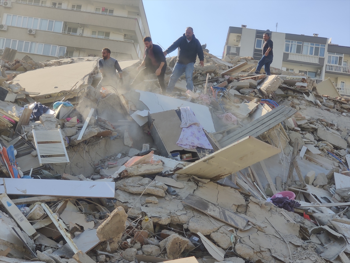 İzmir'de 6,6 büyüklüğündeki depremden kareler