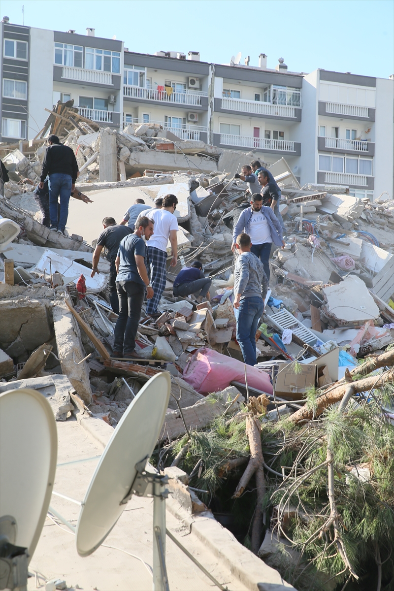 İzmir'de 6,6 büyüklüğündeki depremden kareler