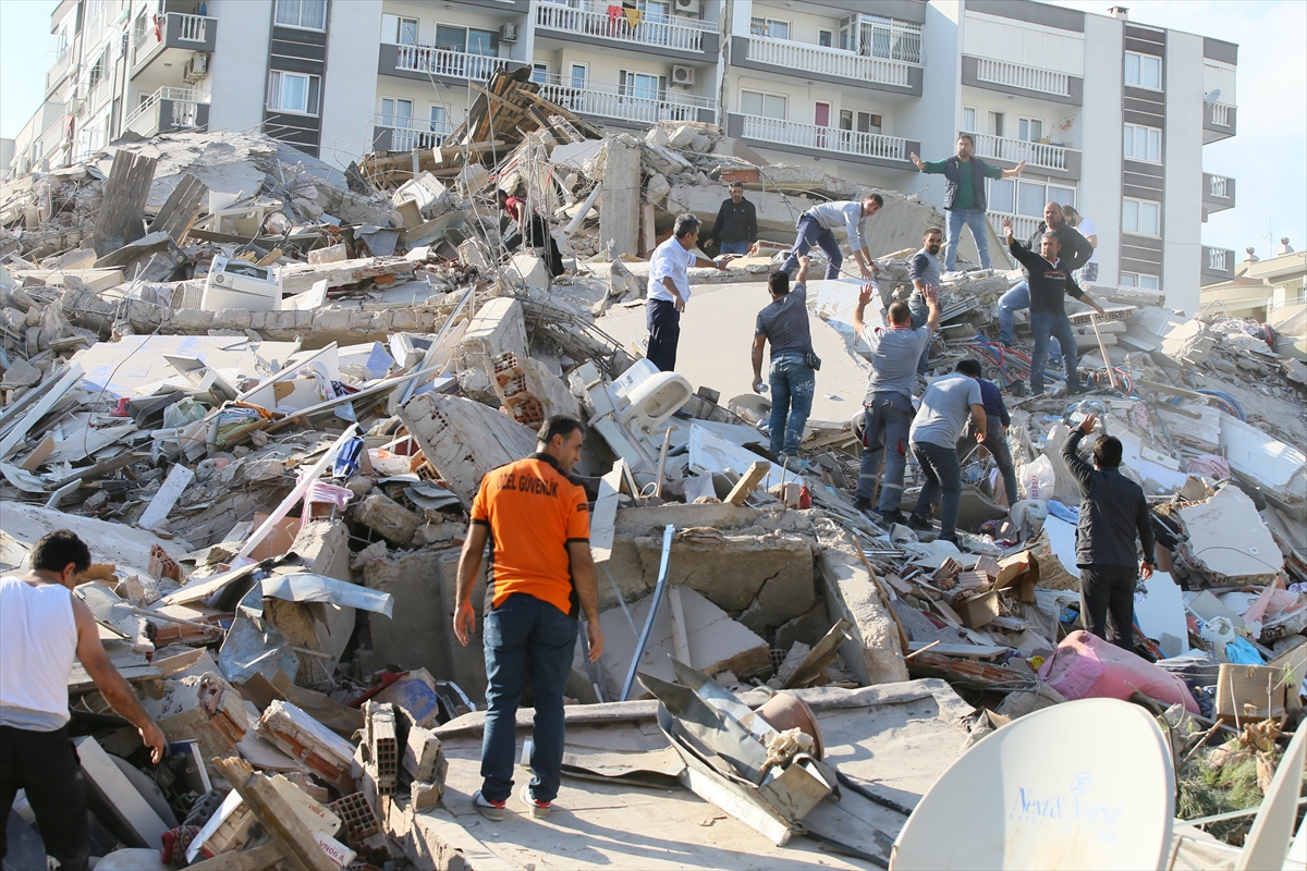 İzmir'de 6,6 büyüklüğündeki depremden kareler