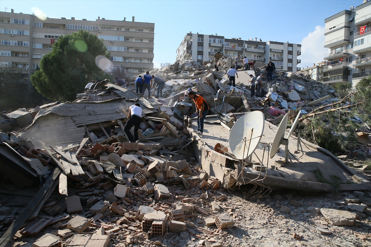 İzmir'de 6,6 büyüklüğündeki depremden kareler