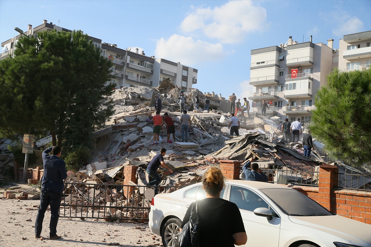 İzmir'de 6,6 büyüklüğündeki depremden kareler