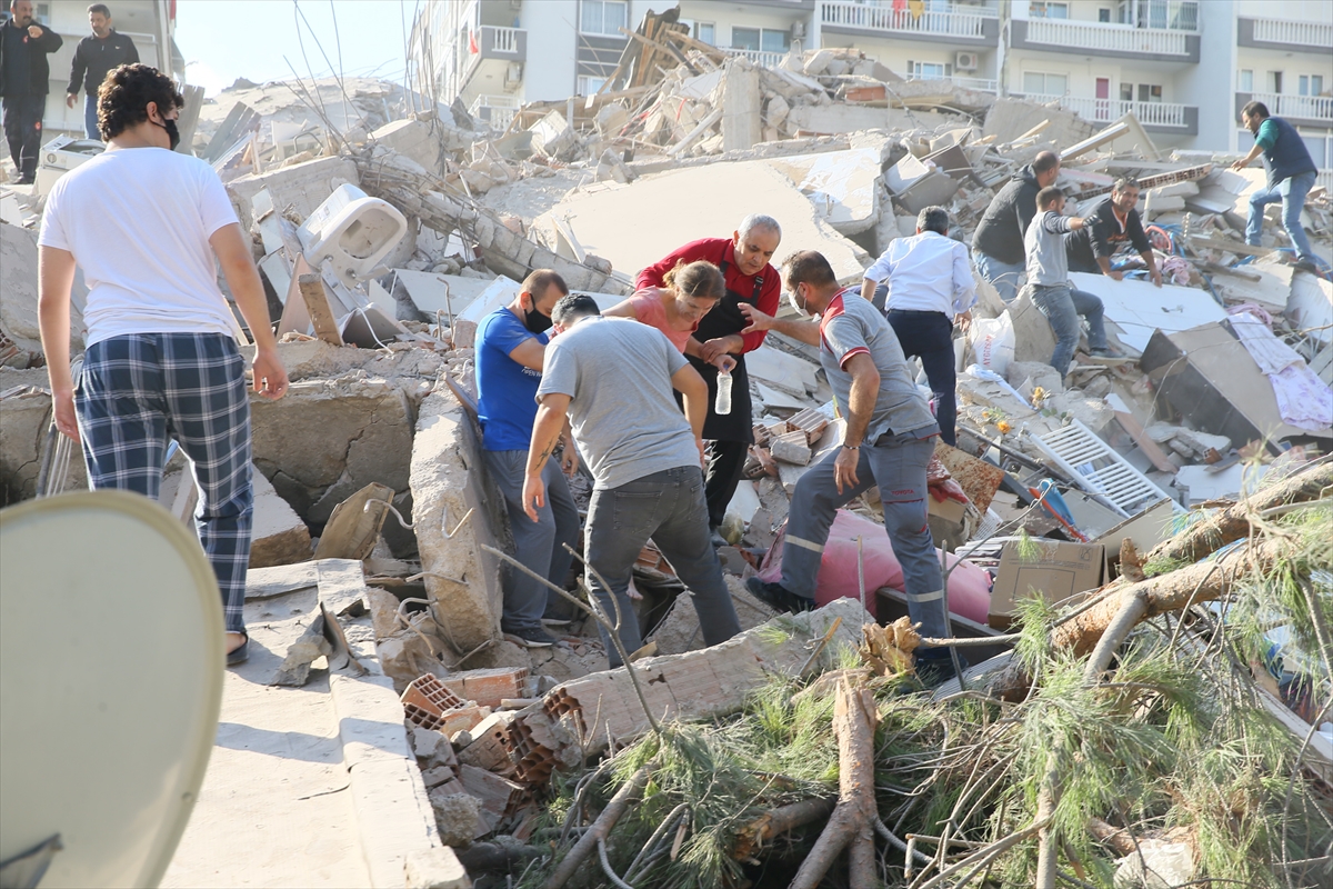 İzmir'de 6,6 büyüklüğündeki depremden kareler