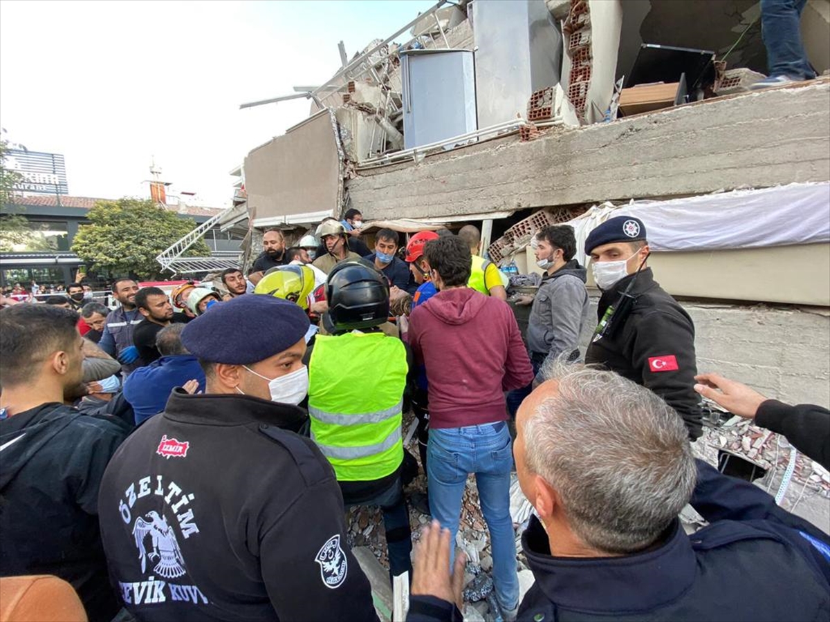 İzmir'de 6,6 büyüklüğündeki depremden kareler