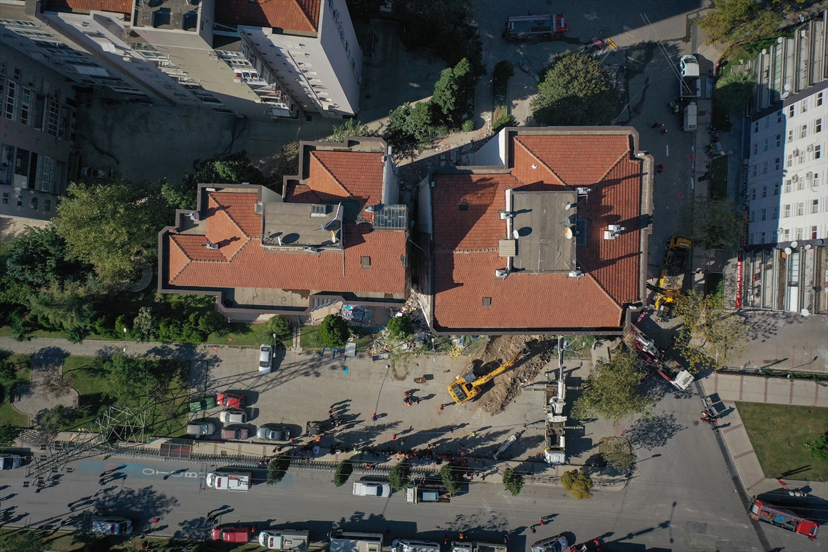 Depremde ilk 3 katı çöküp yan yatan bina, vinçlerle desteklendi