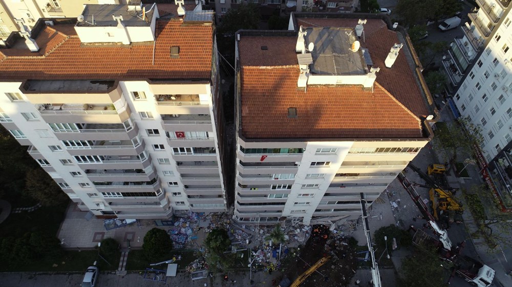 Depremde ilk 3 katı çöküp yan yatan bina, vinçlerle desteklendi