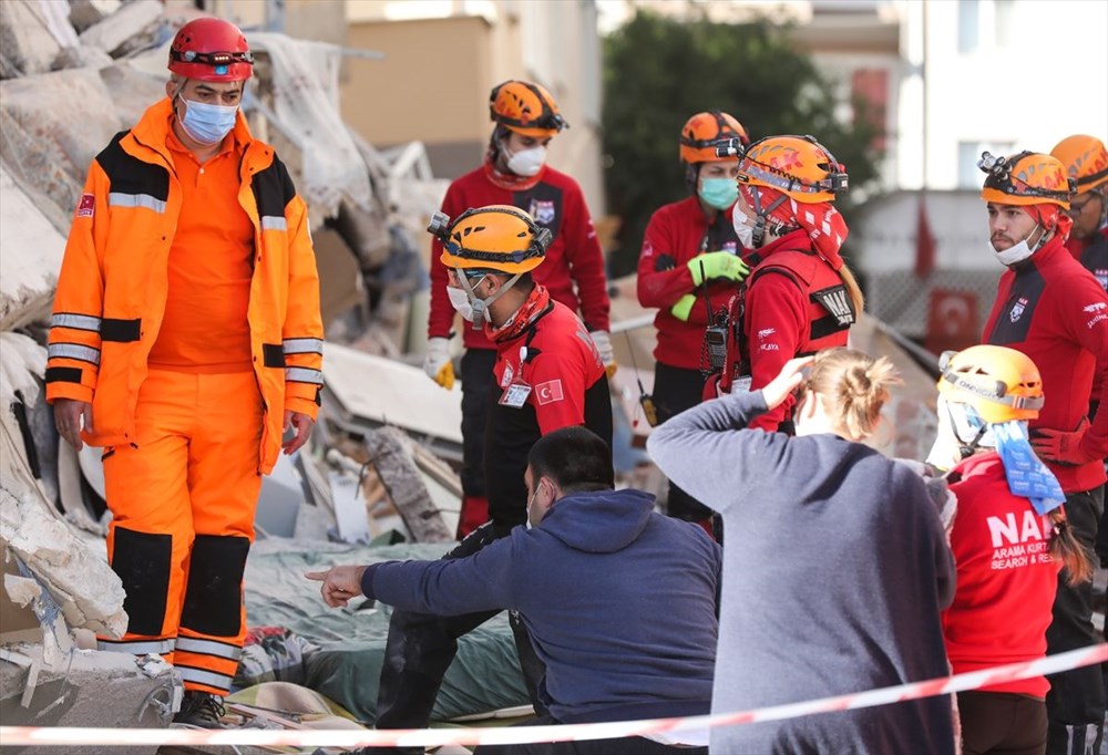 Depremde ilk 3 katı çöküp yan yatan bina, vinçlerle desteklendi